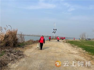 守护水清岸绿——柴湖镇开展“洁家园·迎新春”专项志愿服务行动