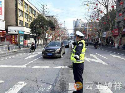 守护万家团圆路，钟祥交警大年初一全员在岗保畅通