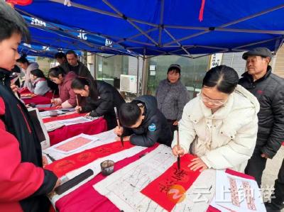 冷水镇：春联送祝福 墨香迎新春