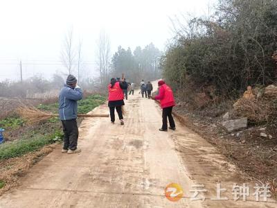 长滩镇季河村：清洁家园迎新春 暖心护航返乡路