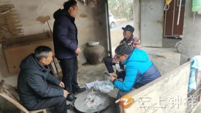 石牌镇郑坪村：寒冬送温暖 关爱暖民心