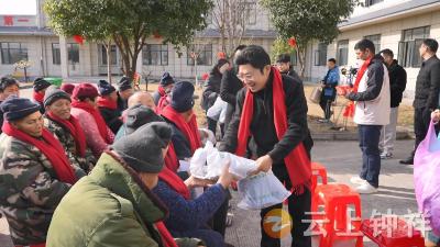 深圳钟祥商会返乡企业家慰问两镇福利院 情暖桑榆送冬衣