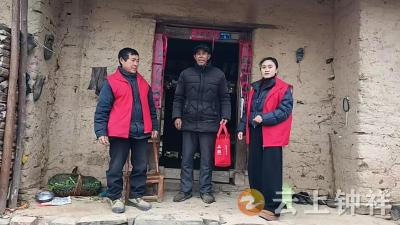 张集镇月亮门村：节前访民情 慰问暖人心