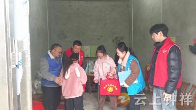 寒冬送暖润民心——长寿镇清河村走访慰问特殊群体显温情