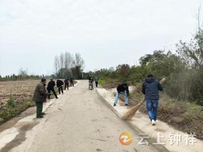 石牌镇石巷村：大扫除扮靓乡村 洁家园喜迎新春