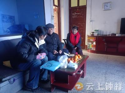 钟祥市医疗保障服务中心开展春节前走访慰问老干部活动