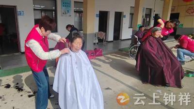 爱心义剪进关庙 志愿服务暖桑榆