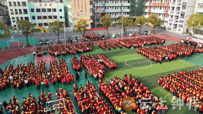 钟祥交警“开学第一课”走进新堤小学 为3000余师生送上“安全大礼包”