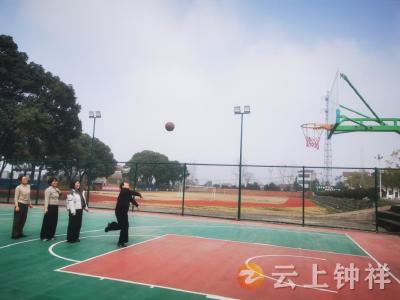 热情“篮”不住 温情庆“三八”——钟祥市校外活动中心开展女职工投篮活动