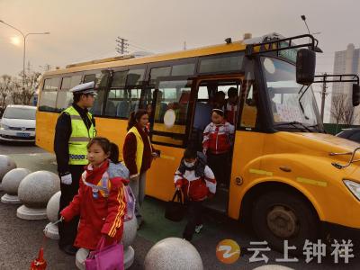 钟祥交警全力护航新春开学季 筑牢校园交通安全防线