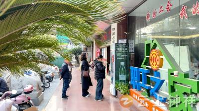 郢中街道码头街社区引入无人售卖机 惠民助企打通服务“最后一百米”