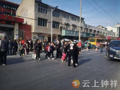 文明交通劝导——钟祥市青少年志愿者协会在行动