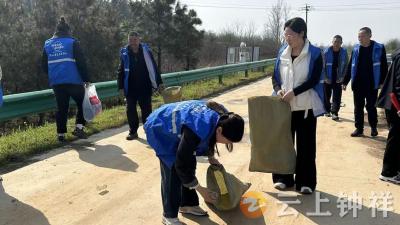 冷水镇“河小青”志愿服务队开展河道清洁行动 守护碧水清流