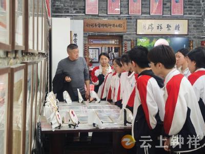 钟祥五中：追寻雷锋足迹 践行时代精神