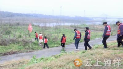 钟祥市文明城市建设志愿服务大队开展慰问助学及巡河护河活动