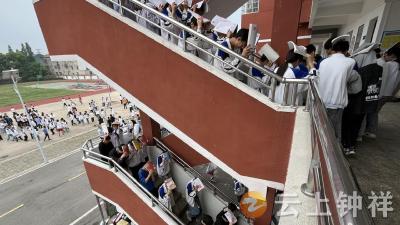 以练筑防 临震不慌——冷水中学开展防震应急演练