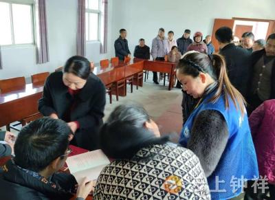 冷水镇百井村：代办服务暖民心 不动产权证送到家