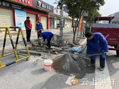 东桥镇东桥社区高效修复东桥中学门口塌陷人行道