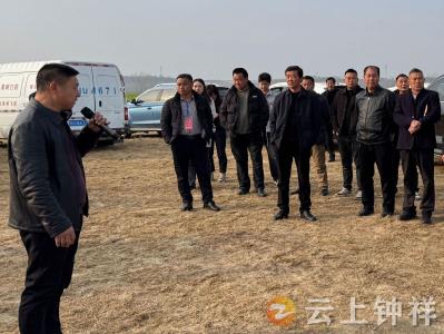 洋梓镇：跑一线走现场 人大联系送农技