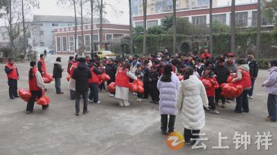 雷锋精神传温暖 巾帼护航助成长