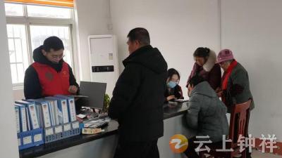 石牌镇横店村：暖心换卡服务 情系老年村民