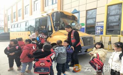 洋梓镇中心幼儿园全员“护学岗” 守护放学“最后一百米”