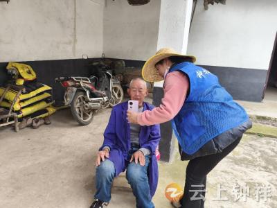 冷水镇郑湾村：网格服务零距离 上门认证暖人心