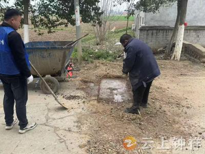洋梓镇莲花村：修补小坑洼 服务大民生