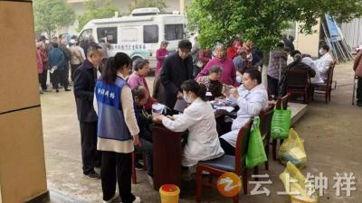 冷水镇李湾村：免费体检暖民心 便民服务践初心