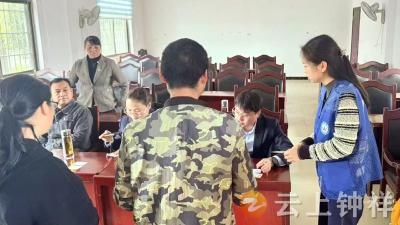 冷水镇铜钱村：网格员贴心助力 村民便捷更换社保卡