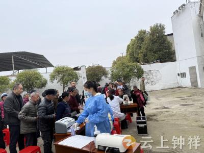 双河镇：健康义诊进乡村 安全知识送上门