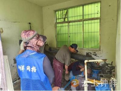 冷水镇郑湾村网格员巡查除险保春耕 泵站修复护农忙