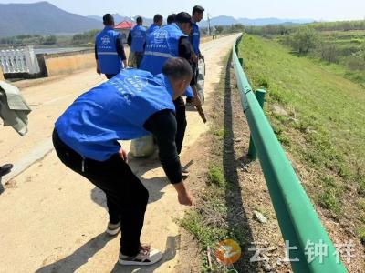 东桥镇“河小青”在行动 坚决守牢水域生态防线