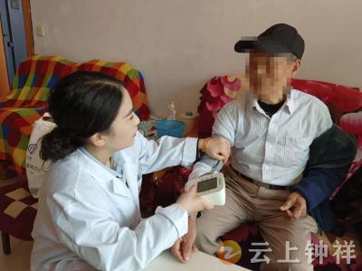 郢中街道宫塘社区：“上门小服务”守护辖区老人“居家大健康”