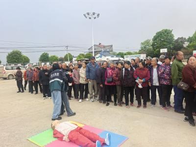 钟祥市紧急医疗救援中心送急救知识与体检进乡村