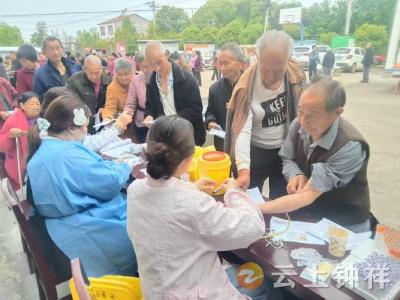 东桥镇高潮村：义诊服务暖民心 社工护航保健康