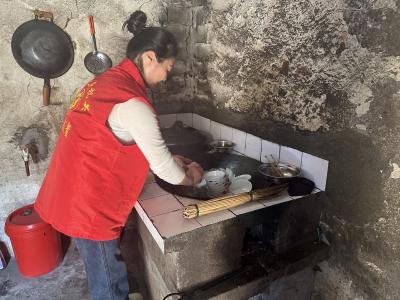 胡集镇社工站开展“暖心助困・洁净家园”志愿服务活动