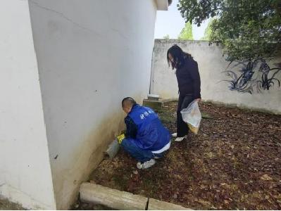 冷水镇冷水社区开展病媒生物集中防治专项行动