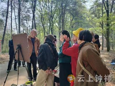 钟祥银发学子户外写生 用画笔定格春日与乡村新貌