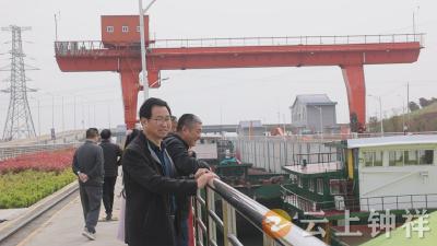 钟祥市诗词学会赴碾盘山水利工程及二神庙酒厂开展采风活动