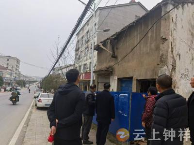 张集镇：百日攻坚除隐患 危房拆除保平安