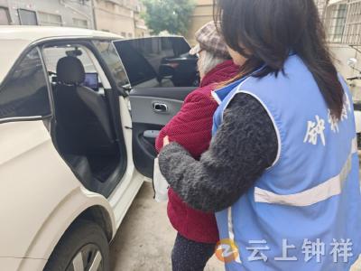 郢中街道文峰社区：网格员暖心相助 护送独居老人就医