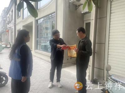 郢中街道冯家岭社区：喜报送军属 荣誉暖人心