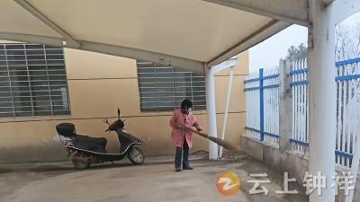 冷水镇牛践岗村开展“清洁家园”行动 擦亮乡村“颜值”