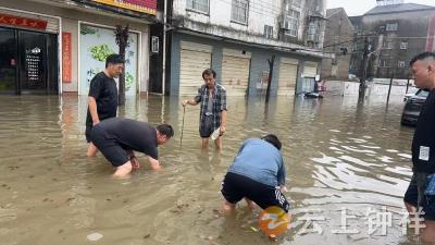 暴雨突袭守一线 莫愁湖社区筑牢雨后安全防线