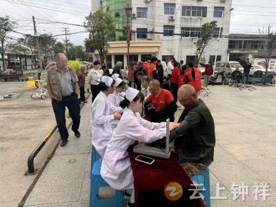 钟祥市职教中心开展技能服务进社区公益活动