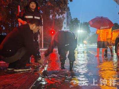 暴雨突袭钟祥！钟祥城管凌晨排涝全力保障市民出行