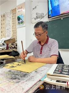 翰墨育银发 丹心润晚霞——记钟祥市老年大学优秀书法教师欧小敏