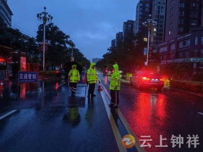 凌晨暴雨来袭！钟祥交警坚守路面保畅护平安