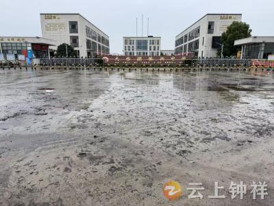 柴湖镇开展校园周边排涝消杀工作 筑牢师生安全防线